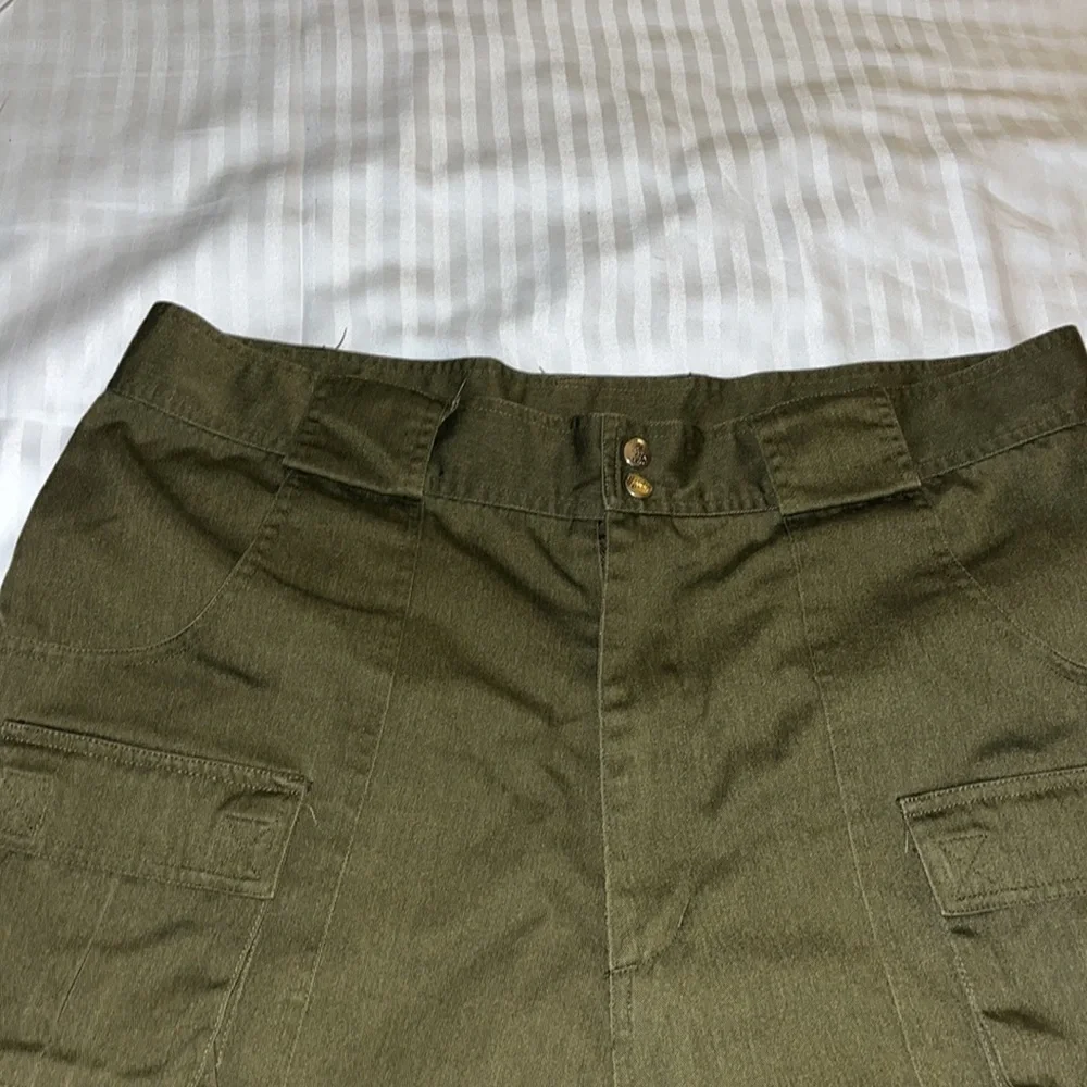 Golden Bear 1980’s Mens Cargo Shorts.  Size 38.  Excellent pre-owned condition.